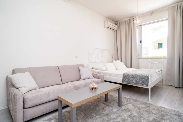 Foto van Apartment Larissa - Studio Apartment with Terrace and Partial Sea View - LivingRoom