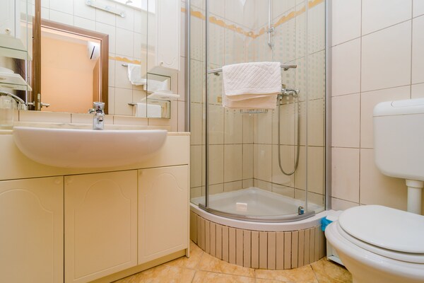 Foto van Hotel Pansion Villa Antonio - Standard Double Room 4 - BathRoom