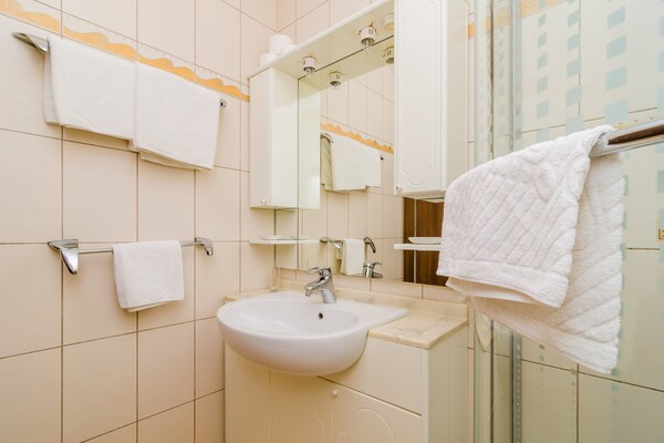 Foto van Hotel Pansion Villa Antonio - Standard Double Room 29 - BathRoom