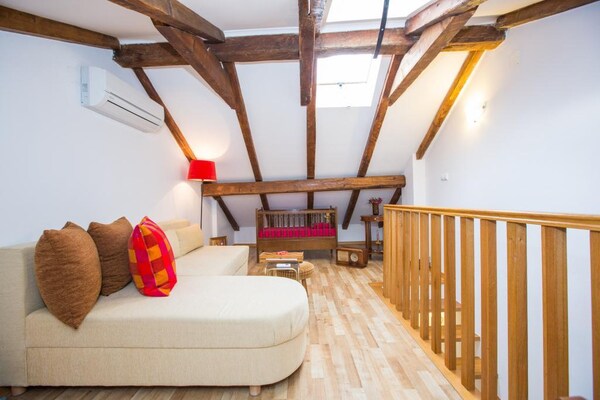 Foto van Apartment Nera - Triplex Two Bedroom Apartment with Balcony and Sea View - LivingRoom