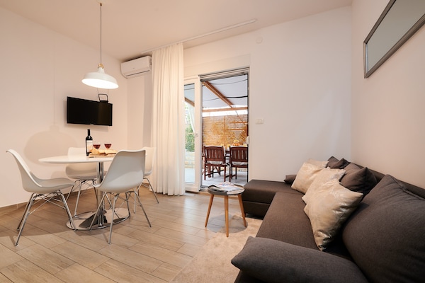 Foto van Apartment Boris (ST) - Two Bedroom Apartment with Terrace and Jacuzzi - LivingRoom