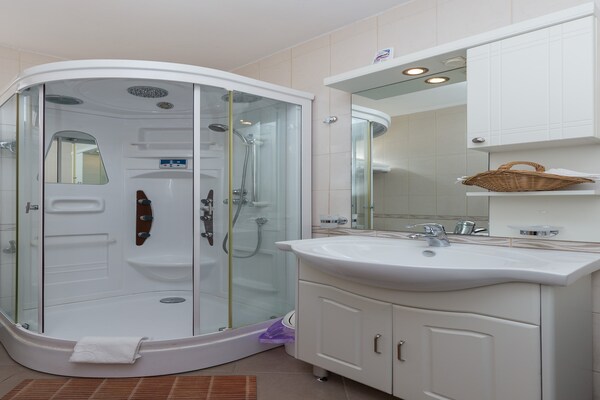 Foto van Apartments Milanović - Superior Studio Apartment with Terrace and Garden View - BathRoom