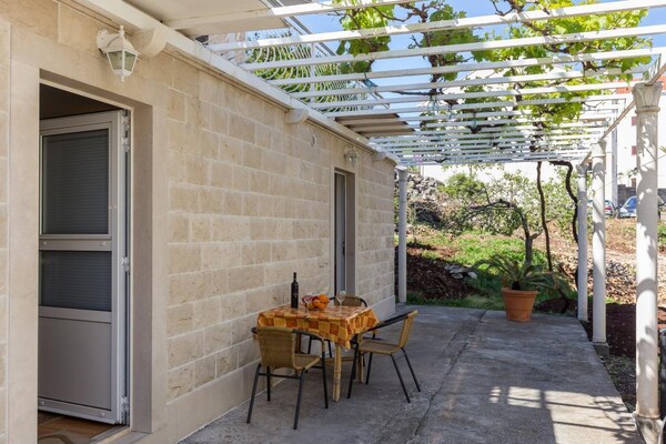 Foto van Apartments Milanović - Superior Studio Apartment with Terrace and Garden View - terrace