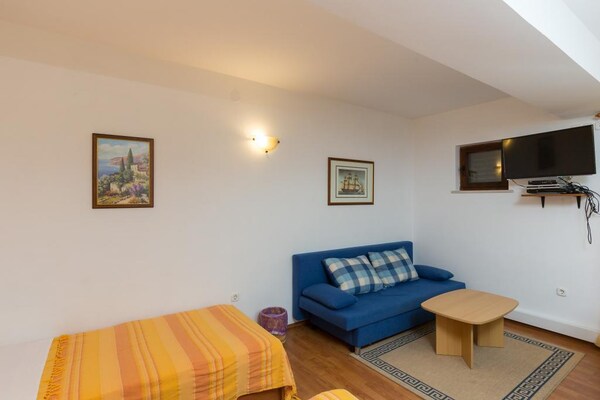 Foto van Apartments Milanović - Superior Studio Apartment with Terrace and Garden View - LivingRoom