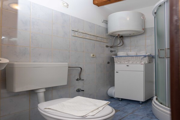 Foto van Apartment Taura - Studio Apartment with Balcony and Old City View - BathRoom