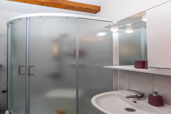 Foto van Apartment Taura - Studio Apartment with Balcony and Old City View - BathRoom