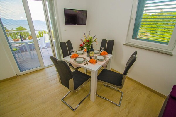 Foto van Apartments Vesela - Comfort One Bedroom Apartment with Balcony and Sea View - DiningRoom