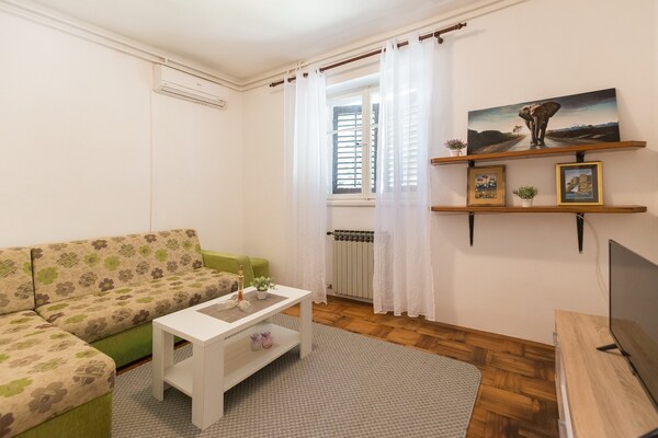 Foto van Apartment Tranquilo Garden - One Bedroom Apartment with Terrace and Garden View - LivingRoom