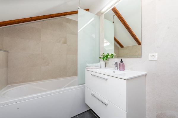 Foto van Apartments Terra - Comfort One Bedroom Apartment with Balcony and City View (VELIKI) - BathRoom