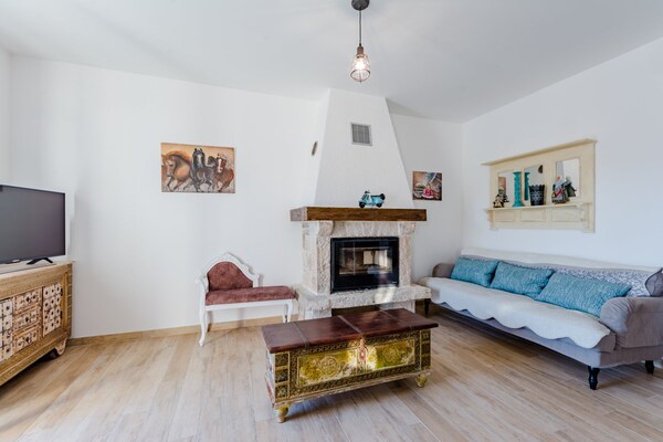 Foto van Holiday Home Rustic - Two Bedroom Holiday Home with Private Pool - LivingRoom