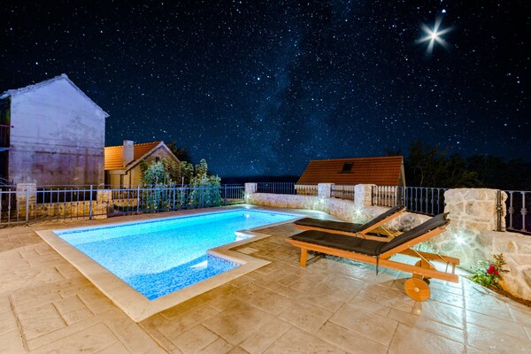 Foto van Holiday Home Rustic - Two Bedroom Holiday Home with Private Pool - Pool