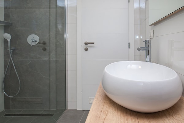 Foto van Apartments Dva Galeba - Standard One Bedroom Apartment with Partial Sea View (106) - BathRoom