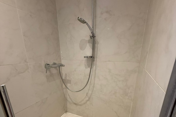 Foto van Apartment Frankie's Place - Two-Bedroom Apartment with Terrace and Sea View - BathRoom