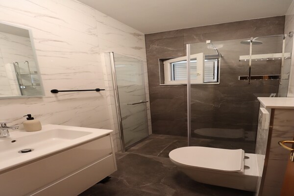 Foto van Magdales - Comfort Three Bedroom Apartment - Vakantiehuis in Omis - BathRoom