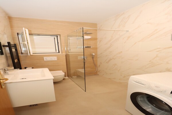 Foto van Magdales - Comfort Three Bedroom Apartment - Vakantiehuis in Omis - BathRoom