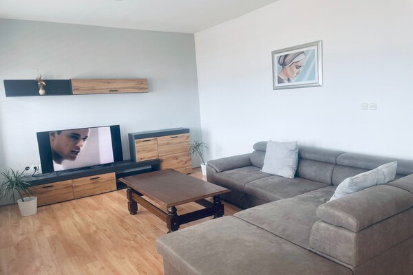 Foto van Magdales - Comfort Three Bedroom Apartment - Vakantiehuis in Omis - LivingRoom