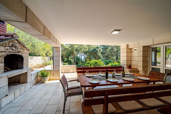 Foto van Holiday Home Island Gem - Five Bedroom Apartment - Vakantiehuis in Korcula - DiningRoom