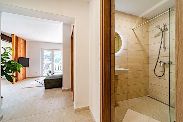 Foto van Holiday Home Island Gem - Five Bedroom Apartment - Vakantiehuis in Korcula - BathRoom
