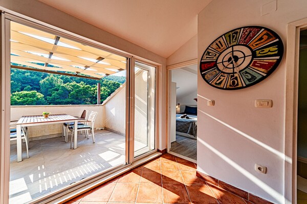 Foto van Holiday Home Island Gem - Five Bedroom Apartment - Vakantiehuis in Korcula - LivingRoom