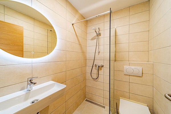 Foto van Holiday Home Island Gem - Five Bedroom Apartment - Vakantiehuis in Korcula - BathRoom