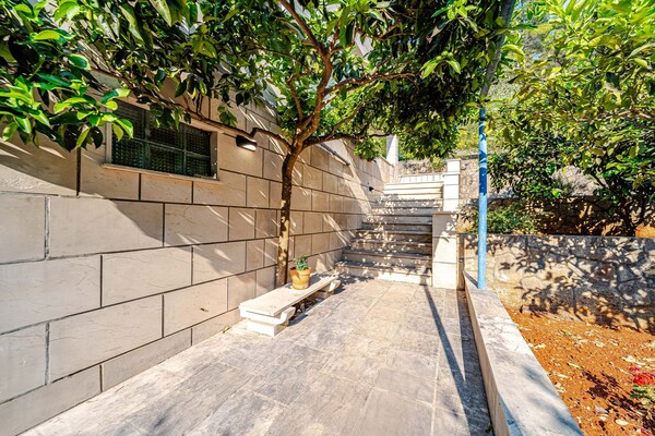 Foto van Holiday Home Island Gem - Five Bedroom Apartment - Vakantiehuis in Korcula - Outdoor