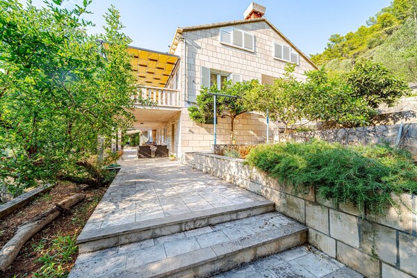 Foto van Holiday Home Island Gem - Five Bedroom Apartment - Vakantiehuis in Korcula - Outdoor