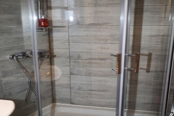 Foto van Apartment Blaoss- One Bedroom Apartment - Vakantiehuis in Karlovac - BathRoom