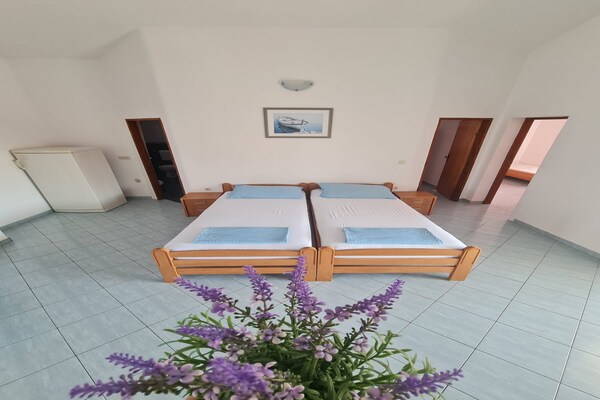 Foto van Apartments Robi - Two Bedroom with Terrace - Vakantiehuis in Vir - BedRoom