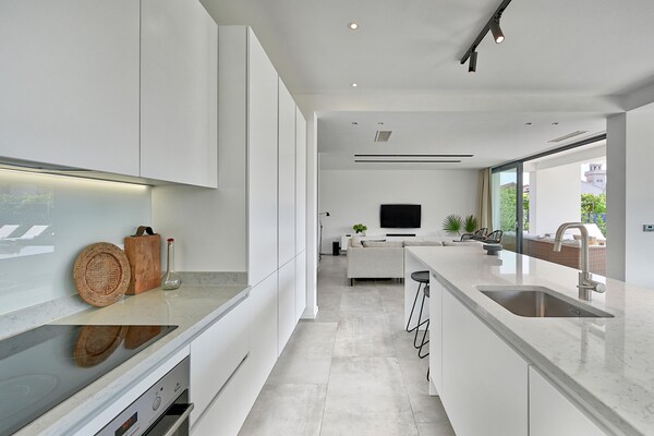 Foto van Villa met 5 slaapkamers nabij Split met zwembad - Vakantiehuis in Kaštel Štafilić - Kitchen