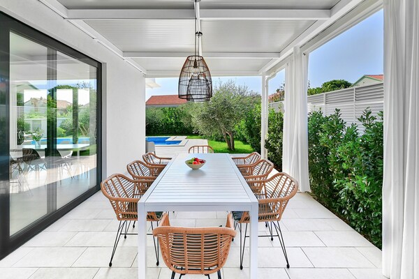 Foto van Villa met 5 slaapkamers nabij Split met zwembad - Vakantiehuis in Kaštel Štafilić - TerraceBalcony