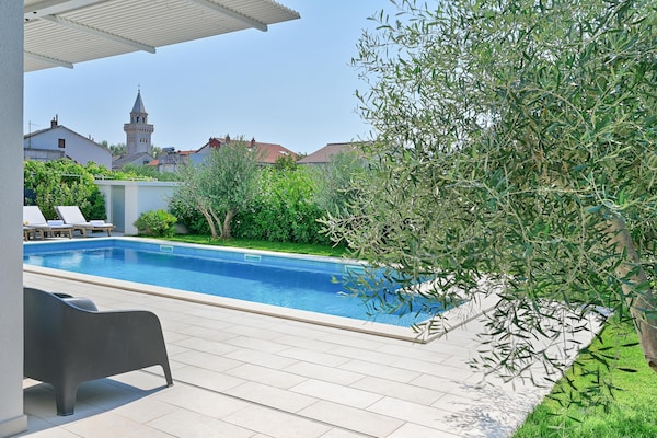 Foto van Villa met 5 slaapkamers nabij Split met zwembad - Vakantiehuis in Kaštel Štafilić - PoolOfHouse