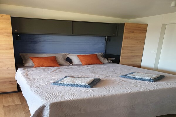 Foto van Mobile Homes Karlo & Dino - Superior Two Bedroom Mobile Home - BedRoom