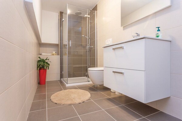 Foto van Appartement met zwembad en 2 kamers - Vakantiehuis in Šibenik - BathRoom