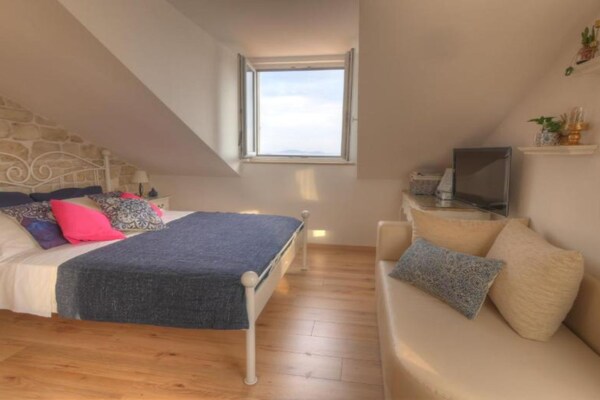 Foto van Mediterranea - One Bedroom Apartment with Sea View - BedRoom