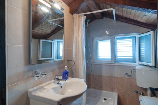 Foto van Holiday Home Aurora - Three bedroom Holiday Home - Vakantiehuis in Splitska - BathRoom