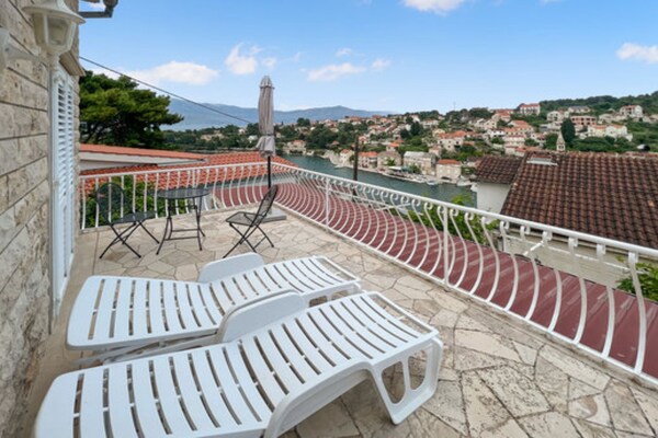 Foto van Holiday Home Aurora - Three bedroom Holiday Home - Vakantiehuis in Splitska - TerraceBalcony