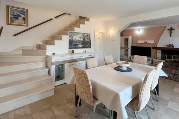 Foto van Holiday Home Aurora - Three bedroom Holiday Home - Vakantiehuis in Splitska - LivingRoom