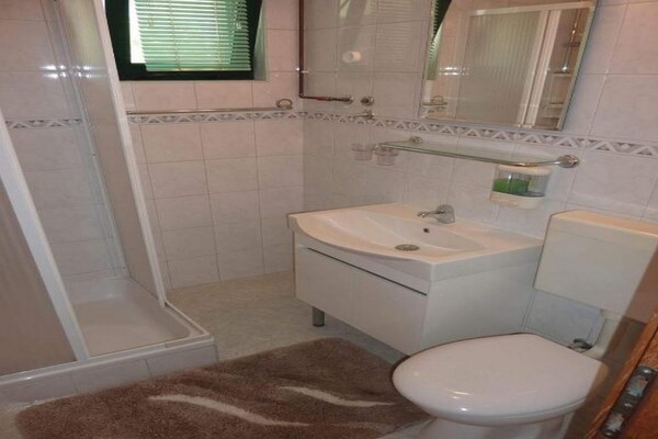 Foto van Apartments Mlikota - Two Bedroom Apartment with Terrace - BathRoom