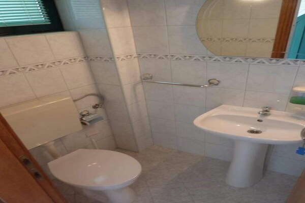 Foto van Apartments Mlikota - Two Bedroom Apartment with Terrace - BathRoom