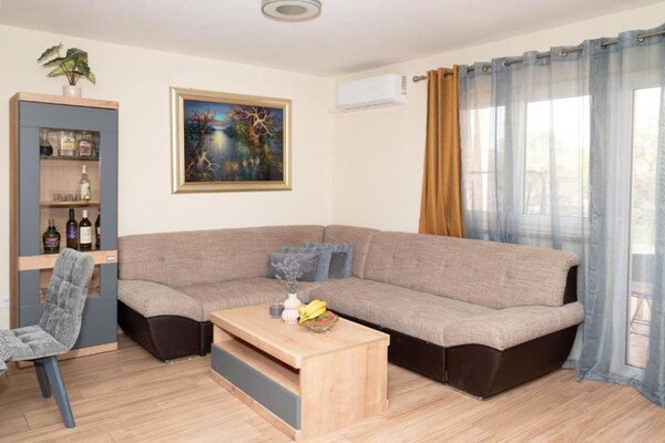 Foto van Five Bedroom Villa With Pool - Vakantiehuis in Bogatic - LivingRoom