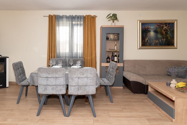 Foto van Five Bedroom Villa With Pool - Vakantiehuis in Bogatic - DiningRoom