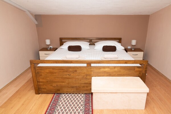 Foto van Five Bedroom Villa With Pool - Vakantiehuis in Bogatic - BedRoom