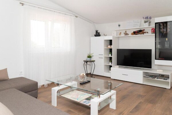 Foto van Five Bedroom Villa With Pool - Vakantiehuis in Bogatic - LivingRoom