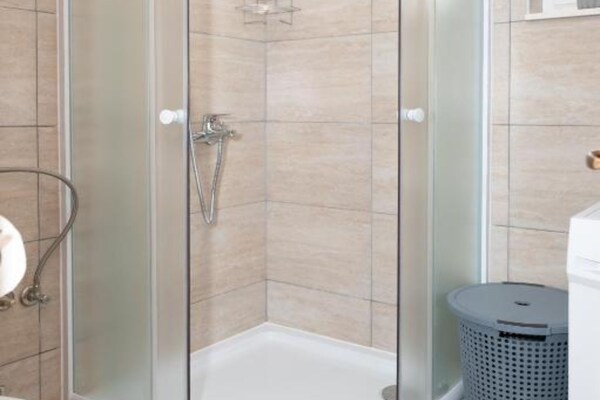 Foto van Five Bedroom Villa With Pool - Vakantiehuis in Bogatic - BathRoom