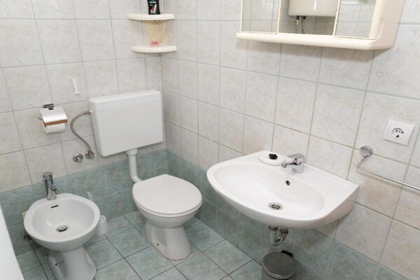 Foto van Five Bedroom Villa With Pool - Vakantiehuis in Bogatic - BathRoom