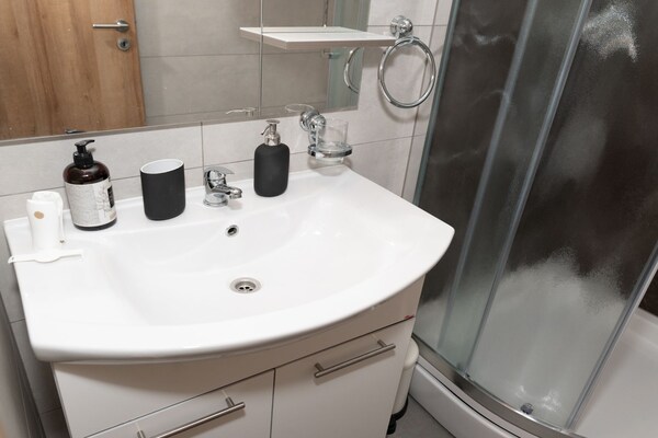 Foto van Five Bedroom Villa With Pool - Vakantiehuis in Bogatic - BathRoom