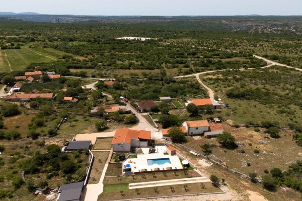 Foto van Five Bedroom Villa With Pool - Vakantiehuis in Bogatic - View