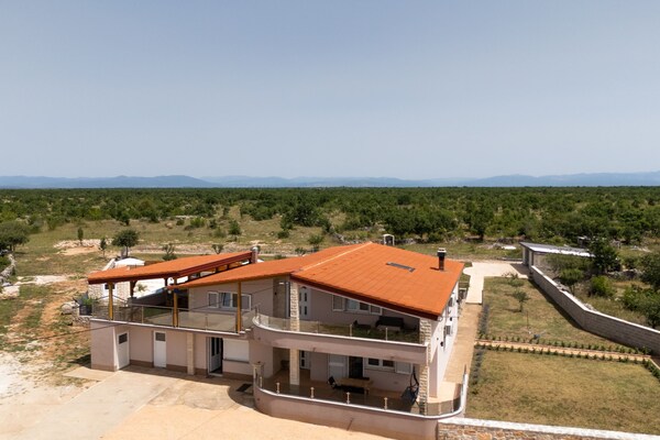 Foto van Five Bedroom Villa With Pool - Vakantiehuis in Bogatic - View