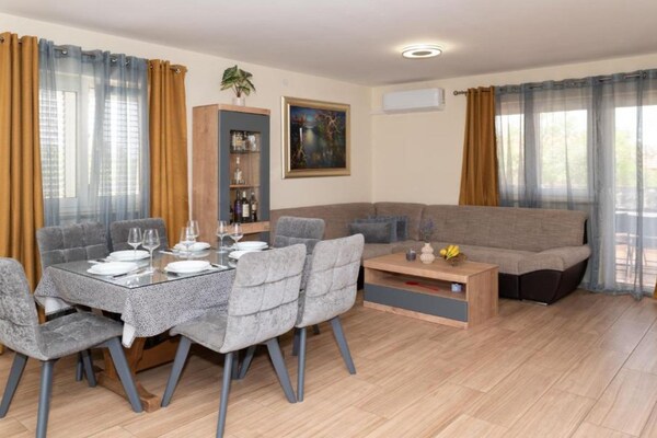 Foto van Five Bedroom Villa With Pool - Vakantiehuis in Bogatic - LivingRoom