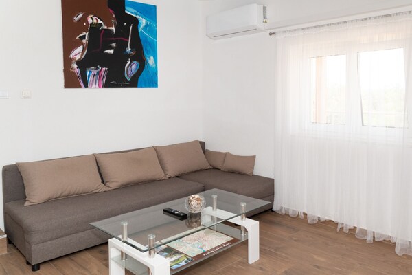 Foto van Five Bedroom Villa With Pool - Vakantiehuis in Bogatic - LivingRoom